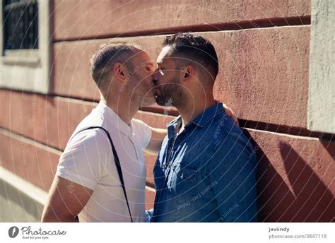 Schwules Paar In Einem Romantischen Moment Beim Küssen Auf Der Straße Ein Lizenzfreies Stock
