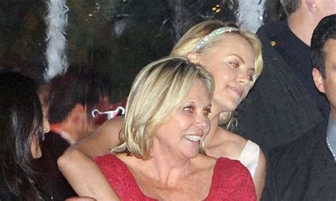 Golden Globes 2012 Charlize Theron And Mother Gerta Keep Each Other Warm Daily Mail Online