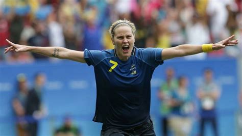 Laget har sedan det internationella fotbollsförbundet fifa införde världsranking för damerna 2003 pendlat mellan tredje och sjätte plats på denna ranking. Sverige till OS-final - Dahlkvist straffhjälte | SVT Sport