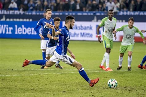 Schlager marschiert ungestört durchs mittelfeld und schickt steffen in. Schalke 04 v VfL Wolfsburg | Soccer field, Sports, Soccer
