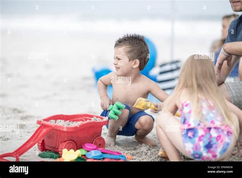 Kinder Am Strand Spielen Mit Spielzeug Für Den Strand Stockfotografie