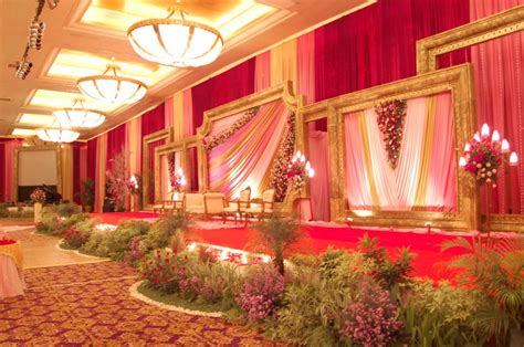 Dekorasi pernikahan tak selalu dibuat romantis dengan ratusan bunga. dekorasi ruangan, dekorasi taman, dekorasi panggung ...