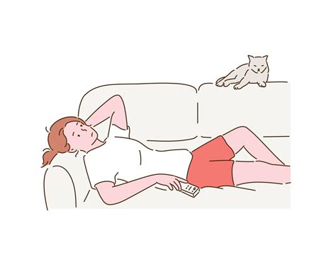 une femme est allongée sur le canapé tenant une télécommande à la main et ayant l air de s