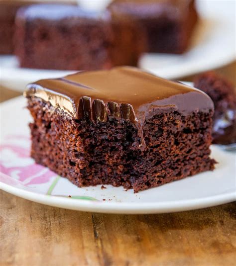 The Best Chocolate Cake With Chocolate Ganache 2022