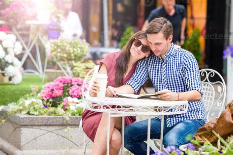 restaurant touristenpaar das im café im freien isst junge frau genießt zeit mit ihrem ehemann