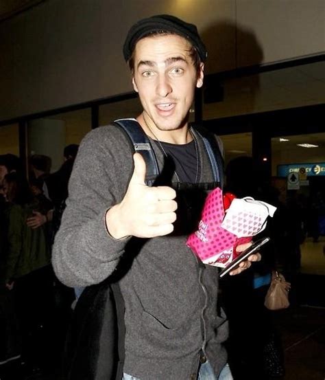 Thumbs Up For Kendall Kendall Schmidt Kendall Big Time Rush