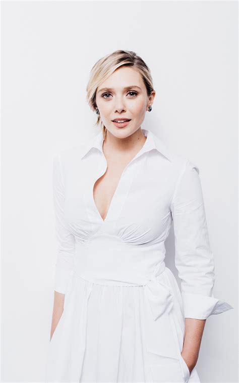 Celebrity Actress Dyed Hair Portrait Display Women Elizabeth Olsen