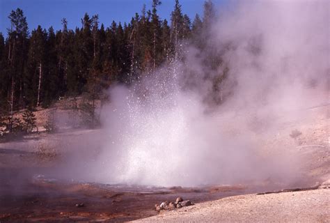 Echinus Geyser Erupts After Long Dormancy In Yellowstone Strange Sounds