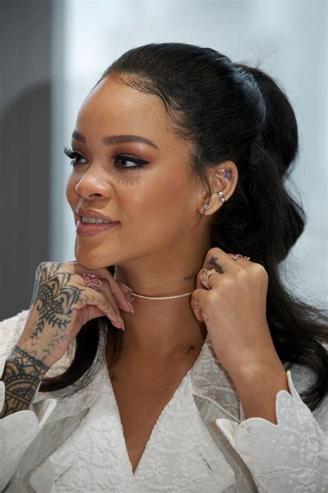 Rihannas New Tattoo Is Reviving Our Favorite ‘90s Trend Estilo Rihanna