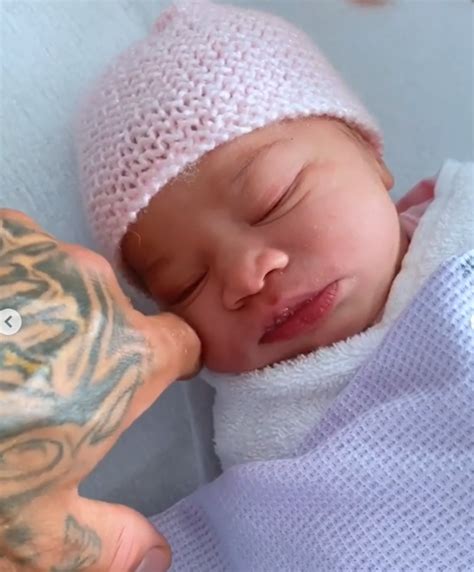Bebeğin annesi vorajee, minik kızın tedavisi için başlattığı kampanya ile 1. Ex On The Beach star Ashley Cain shares first photos of baby daughter and reveals unusual name ...