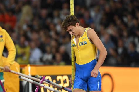 Armand duplantis broke his own pole vault world record by clearing 6.18m at the indoor grand prix in glasgow on saturday. Armand Duplantis utslagen på 5.65 i VM-finalen | Aftonbladet