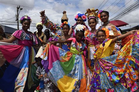 Un Desfile Colorido Para Celebrar El Mes De La Etnia Negra Mujer