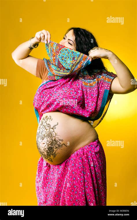feliz mujer embarazada en sari indio vientre y manos pintadas con henna fotografía de stock alamy