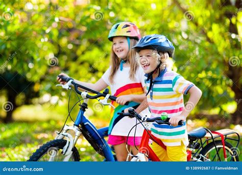 Niños En La Bici Niños En La Bicicleta El Biking Del Niño Imagen De