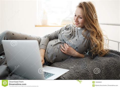 Период беременности траты с утехой Красивая белокурая молодая