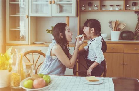Madre E Hija Divirtiéndose Con El Desayuno Juntos En La Cocina De Casa