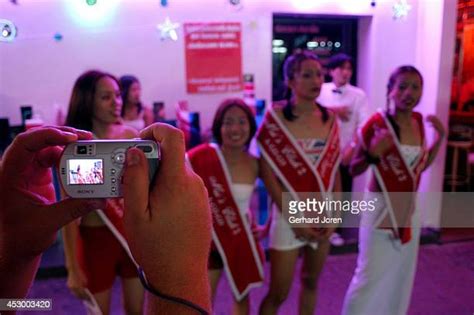 Girls Flashing Camera Stock Fotos Und Bilder Getty Images