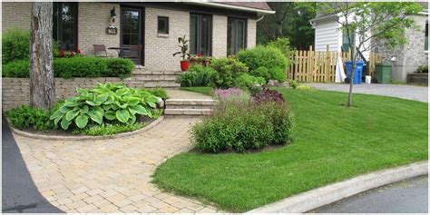 Un jardinier va pouvoir s'occuper de votre extérieur et plus particulièrement de l'aménagement paysager de votre jardin. Aménagement Paysager Devant Maison Moderne Schème - Idees ...