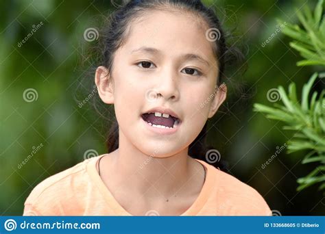 filipina girl talking joven imagen de archivo imagen de hablar hembra 133668605