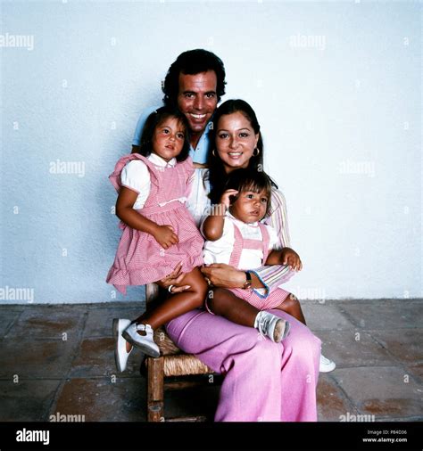 Julio Iglesias spanischer Sänger mit Isabel Ehefrau und den Kindern