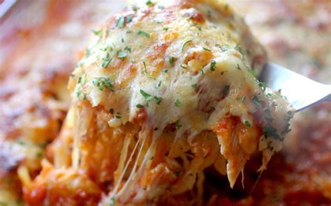 This easy cheesy spaghetti squash was deliciously dreamy! Chicken Parmesan Spaghetti Squash | Dashing Dish