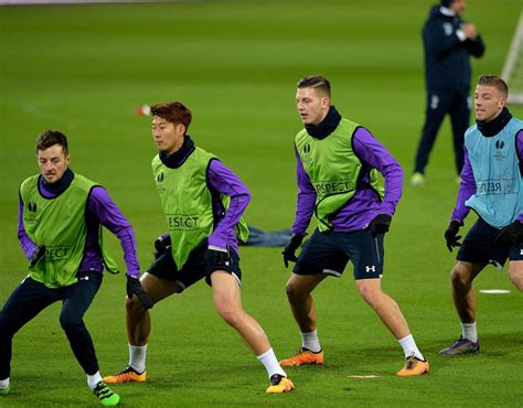 Das team von tottenham hotspur war zu gast, also auch deren trainer josé mourinho. Tottenham Hotspur training | Tottenham train ahead of ...
