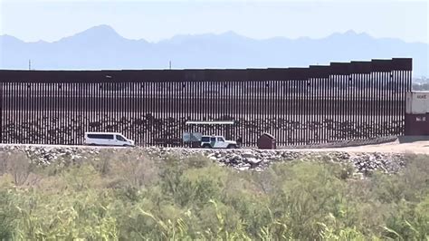 El Muro De Contenedores De Az Frontera Con Algodones Causa Que Migrantes Rodeen El Muro Youtube