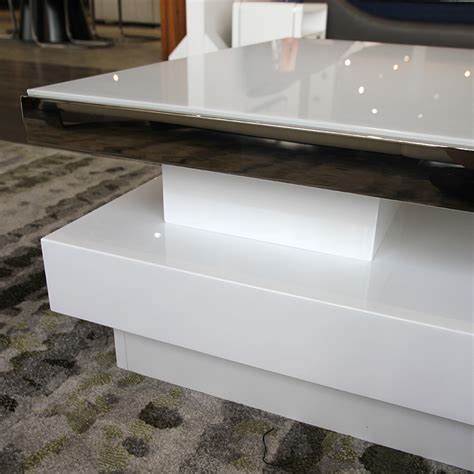 Bordet er meget stabilt på grund af de stabile metalben. Genoa White Swivel Coffee Table Available in Edmonton