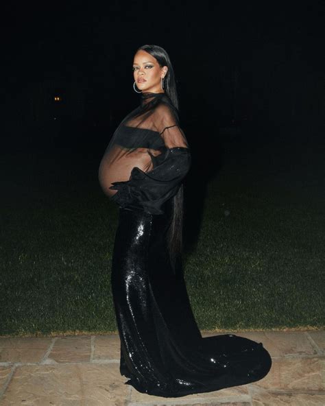 Rihanna acudió a la fiesta de Beyoncé con un atrevido look de embarazada transparente y firmado