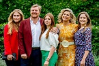 El colorido posado veraniego de los reyes de Holanda y sus hijas: del ...