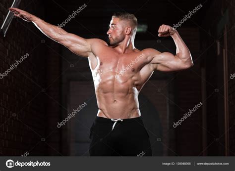 Download Young Bodybuilder Flexing Muscles — Stock Image Bodybuilding Muscle Flexing