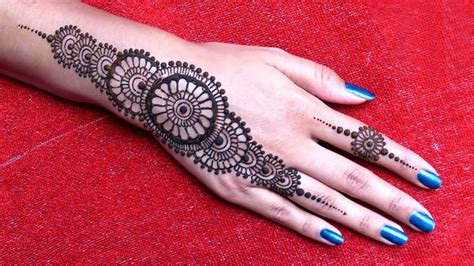 You may have seen various trends, but no pattern can compete till now with this design. 20 Latest Easy Gol Tikka Mehndi Designs 2019 - SheIdeas