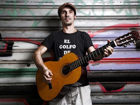Manu chao (⋆ 21 june 1961 in paris, france) is a french/spanish rock , reggae , punk and ska artist; Manu Chao - laut.de - Band