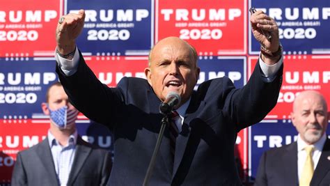 It's the scene you won't be able to stop talking in the film, the suggestion is obvious: Rudy Giuliani: Anwalt von Donald Trump verbreitet haltlose ...
