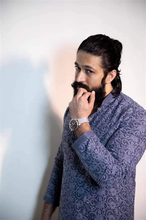 Yash Photos Hd Latest Images Pictures Stills Of Yash Filmibeat