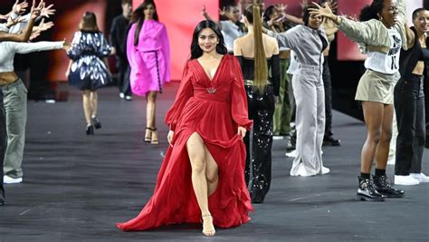 Ariel Tatum Merah Mempesona Di Paris Fashion Week 2022 Kopi Cokelat