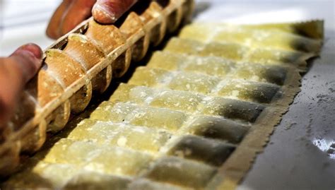 Questo è l'impasto base per fare la sfoglia che poi ci servirà per confezzionare i ravioli con il ripieno che più preferiamo. Pasta fresca fatta in casa, 5 consigli utili