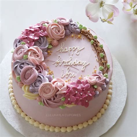 This is perfect for mother's day, and very easy and simple to make! Flower buttercream cake | Birthday cake with flowers ...