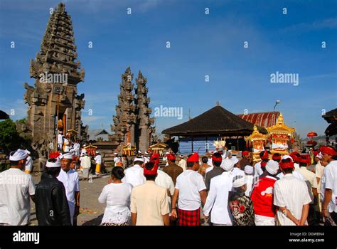 El Hinduismo Balinés La Recopilación De Los Creyentes Ceremonia Los
