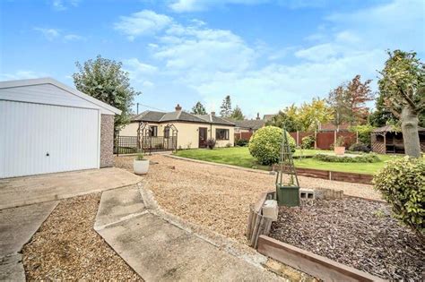4 Bedroom Bungalow For Sale In Hall End Road Wootton Bedford Bedfordshire Mk43