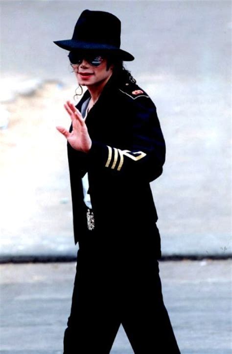 Waving To The Fans ♥ Michael Jackson Photo 22550250 Fanpop