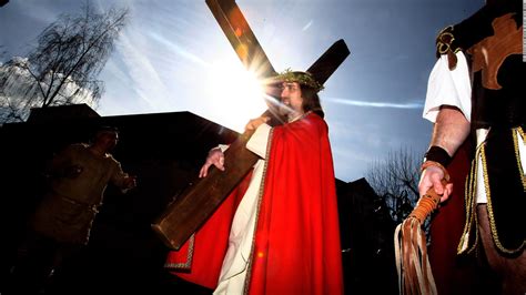 Crucifixiones Reales Y Procesiones Así Se Celebra El Viernes Santo En El Mundo Video Cnn