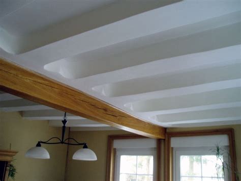 Somit bleibt die balkenstruktur sichtbar. keuls plafond