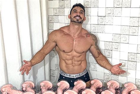 Dono de centímetros ator pornô gay Diego Mineiro sorteia réplicas do próprio pênis no