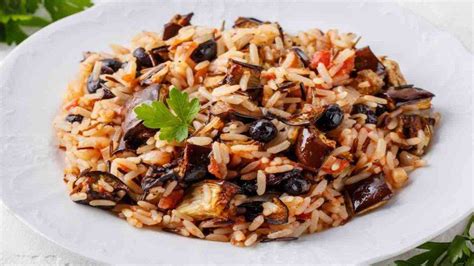 Assaggiare per correggere di sale e verificare la. Risotto con melanzane e salsiccia, un primo ideale con ...