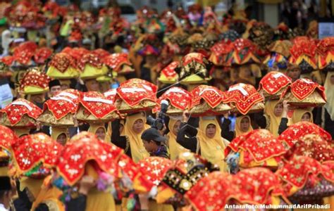 Musik tradisionalnya banyak dipengaruhi oleh budaya cina, islam, india, dan indonesia. Festival Pesona Budaya Minangkabau Di Sumatera Barat