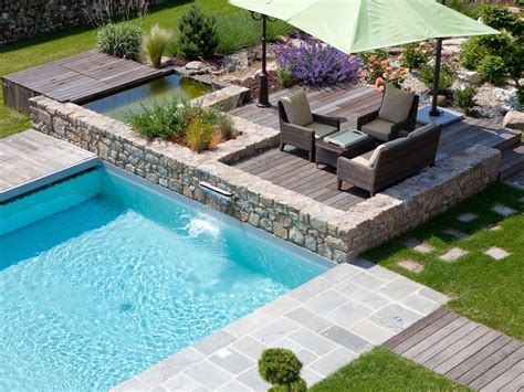Installez des poufs autour de votre piscine pour rendre votre jardin plus cocon. amenagement piscine pierre
