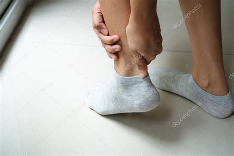 mujeres pierna lesión en el tobillo doloroso las mujeres tocan el