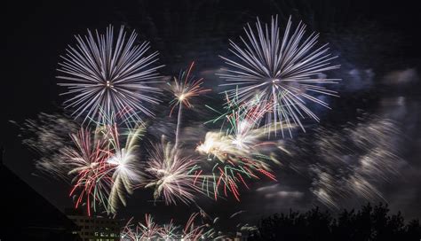 How To Capture The Most Beautiful Fireworks Explosions Beautifulnow