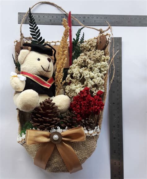 Bunga abadi sebenarnya selama ini identik dengan satu nama yang mungkin asing bagi sebagian orang, yakni anaphalis javanica. Kado Wisuda Boneka Dan Bunga Edelweis Dalam Buket Ekslusif ...